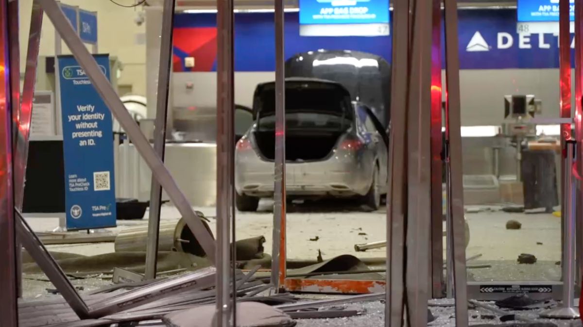 Děsivý zvuk, lidé křičeli. Auto v Detroitu vjelo do letištní haly, šest zraněných