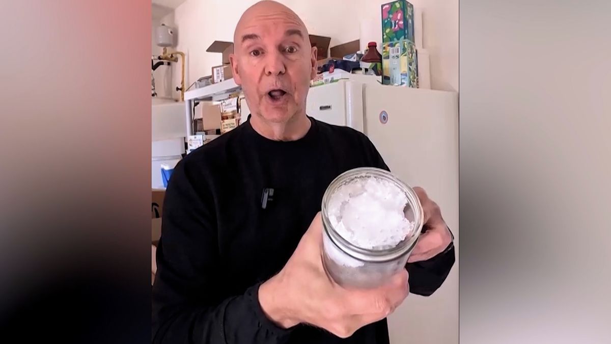 Nejstarší sněhová koule slaví 50 let. Američan ji skladuje v mrazáku