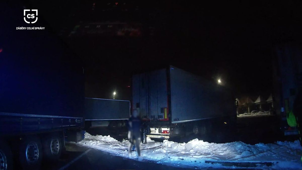 Zdrogovaný a ozbrojený řidič převážel po D35 na Olomoucku drogy