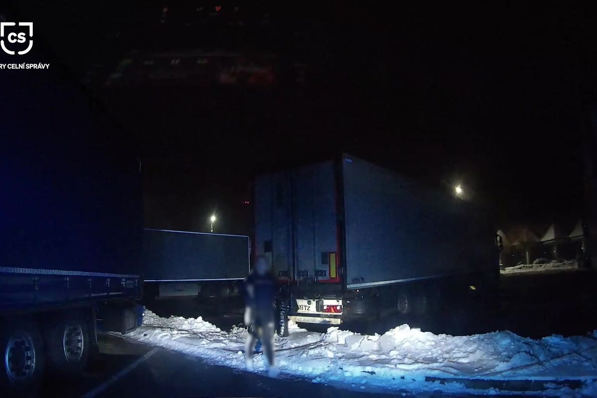 Zdrogovaný a ozbrojený řidič převážel po D35 na Olomoucku drogy