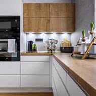 Pracovní deska a skříňky jsou ze stejného materiálu jako desky jídelního a konferenčního stolu.