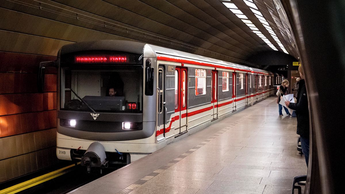 Pod metro skočil člověk, linka A je částečně zastavena
