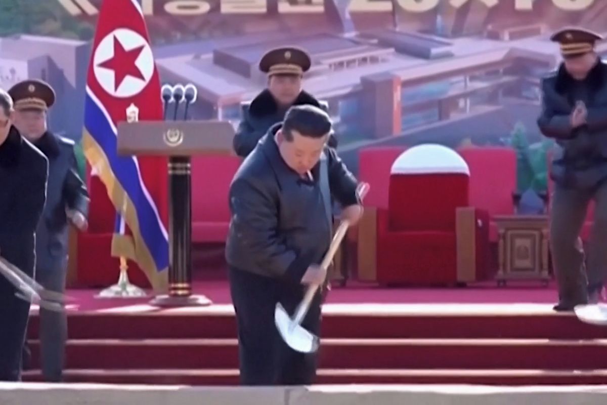 Kim Čong-un si oblíbil lopatu, během měsíce se jí chopil podruhé
