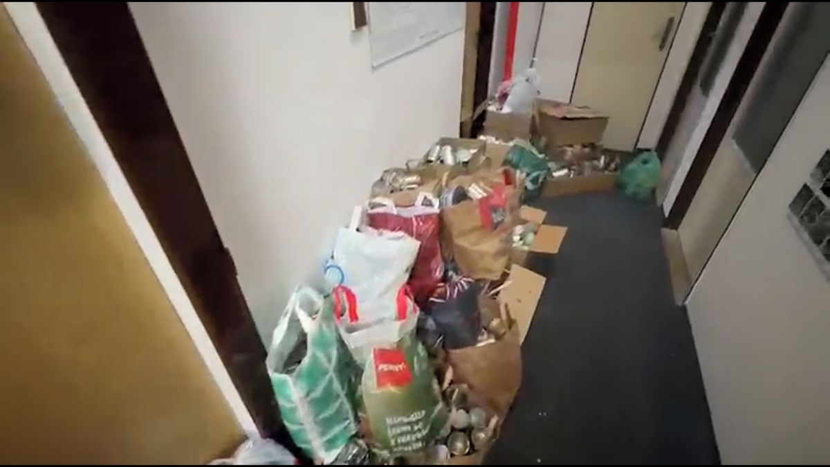 Desítky tisíc svíček a plechovek zaplavily skautskou klubovnu v Plzni. Na pomoc Ukrajině