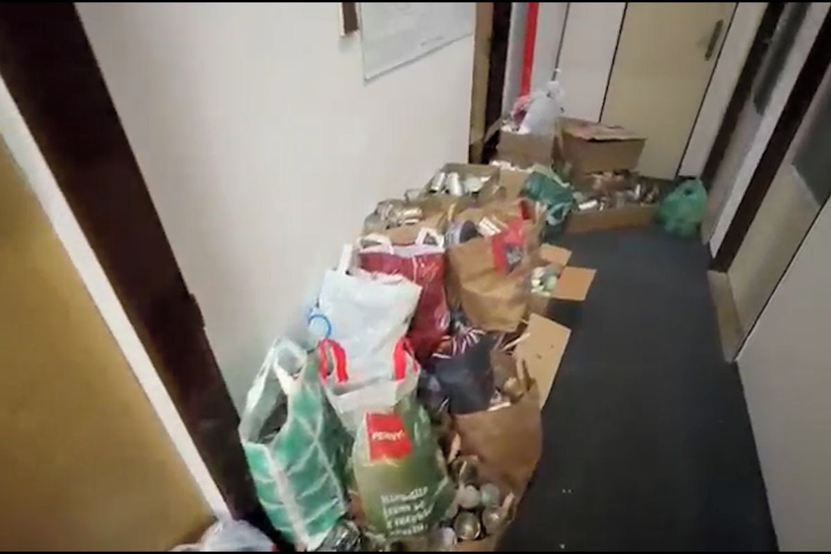 Desítky tisíc svíček a plechovek zaplavily skautskou klubovnu v Plzni. Na pomoc Ukrajině