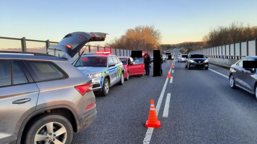 Mladík v Liberci ukradl nastartované auto, ve kterém sedělo dítě