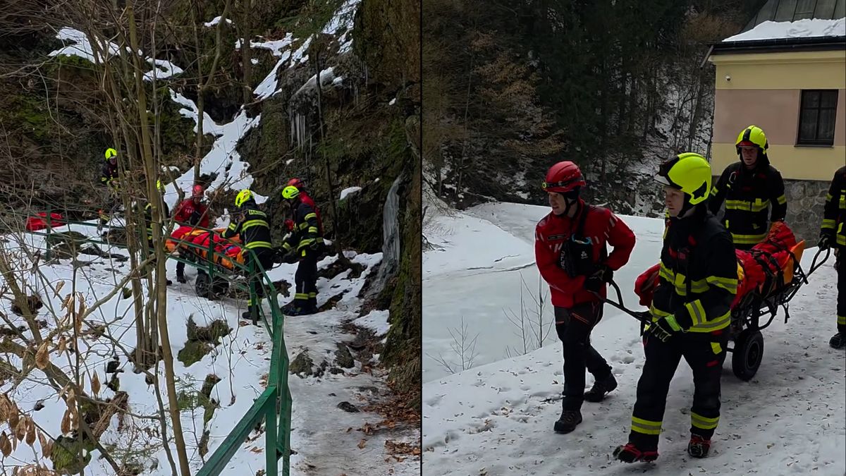 Žena spadla na Riegerově stezce, po ledové cestě ji na vozíku k sanitce transportovali hasiči