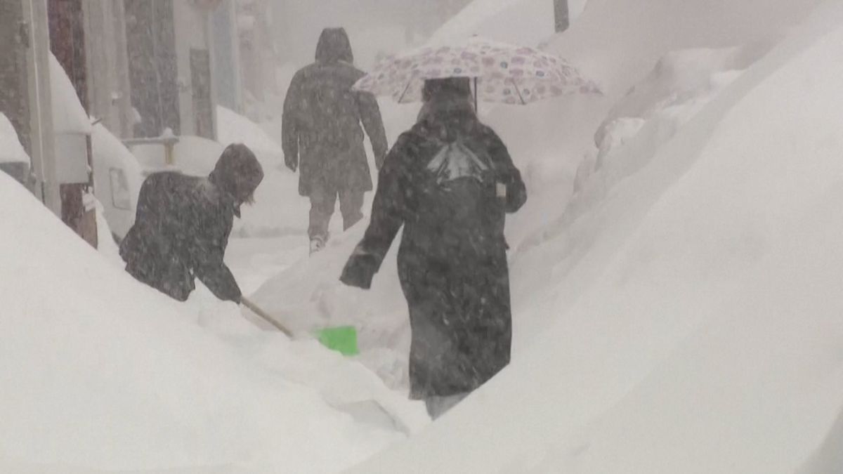 Záběry obřích závějí v Japonsku. Zemi zasáhla sněhová bouře