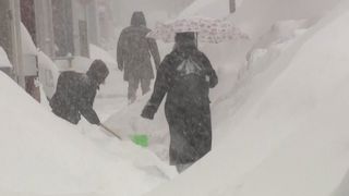 Záběry obřích závějí v Japonsku. Zemi zasáhla sněhová bouře