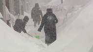 Záběry obřích závějí v Japonsku. Zemi zasáhla sněhová bouře