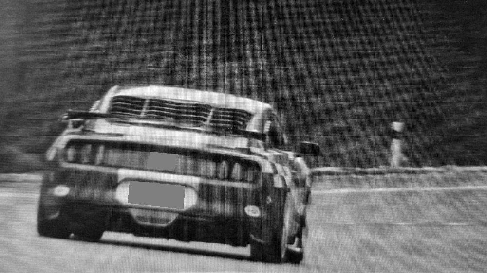 Řidič mustangu se na Jindřichohradecku řítil na devadesátce rychlostí přes 180 km/h. Odcházel pěšky