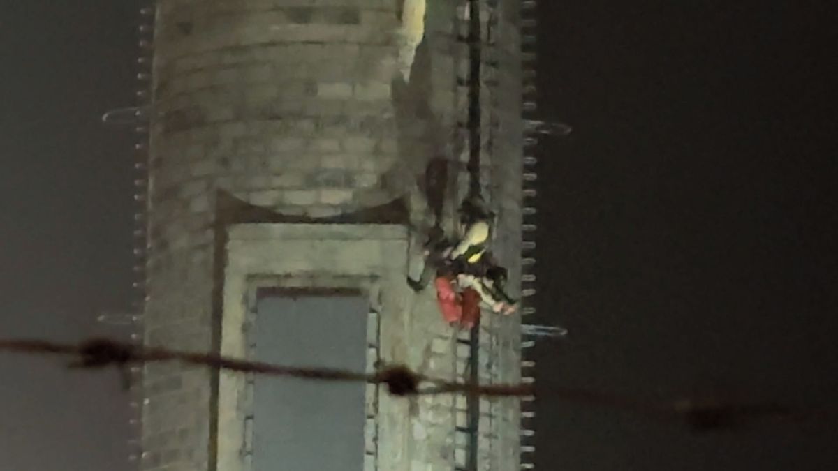 Mladík vylezl na devadesátimetrový komín na Rokycansku. Kamarádům napsal, že chce umřít