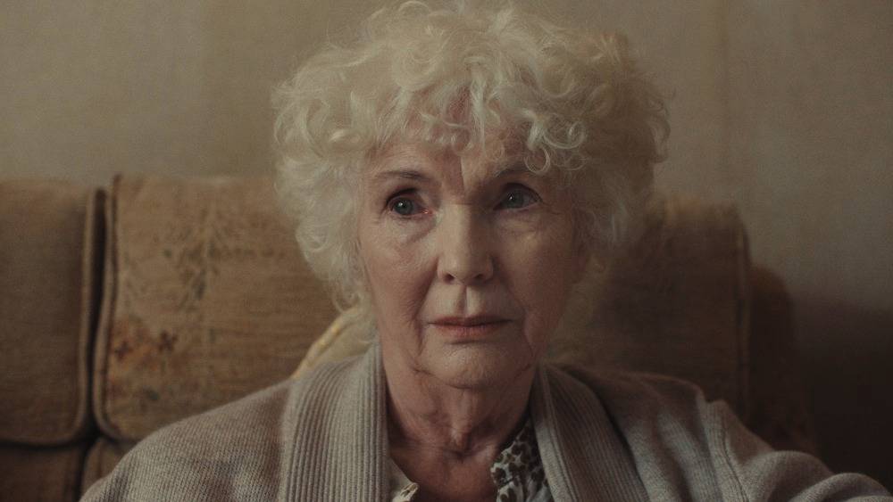 Alma se v domě dožaduje privilegovaného zacházení.