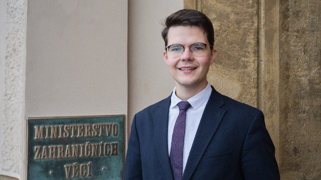 Jako mluvčí ministerstva zahraničí skončil Drake, dočasně ho nahradil Čörgő