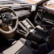 Kabina je inspirována závodními vozy…