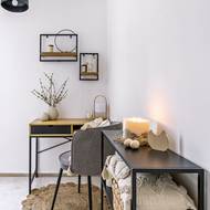 V dříve nevyužívaném místě za schodištěm je nyní malá pracovna.