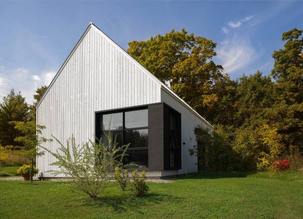 Dům uzavírá sedlová střecha bez přesahů.