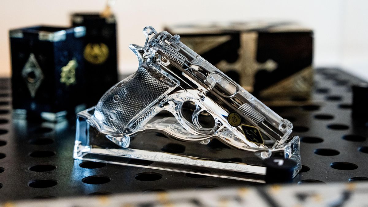 FOTO: Dary pro prezidentský pár. Pavlovi dostávají zlato i oblečení, pistoli jen skleněnou