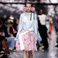 Saténovou halenku doplnila květinová sukně.