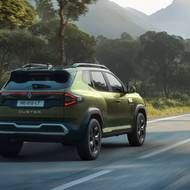 Vzadu vidíme upravená světla, nárazník a nové světlo přes páté dveře.