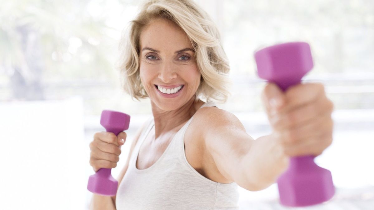 Přibírání na váze po čtyřicítce není selháním. Tělo jen vyžaduje chytřejší přístup