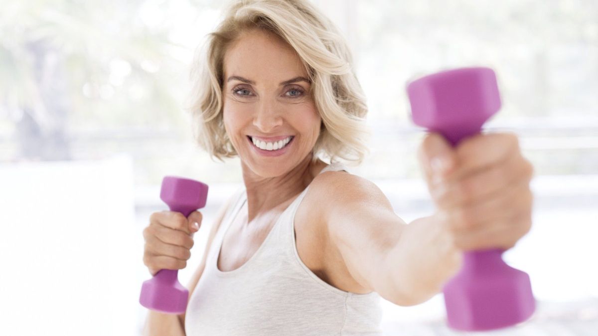 Přibírání na váze po čtyřicítce není selháním. Tělo jen vyžaduje chytřejší přístup