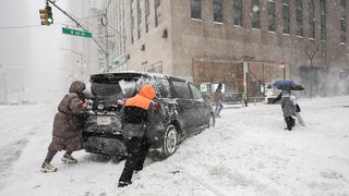 Od Arizony po Maine. Zimní bouře ochromila USA sněhem a ledem