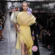 Květiny zdobily šaty i doplňky.