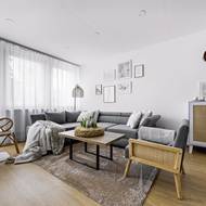 Jídelní a konferenční stůl jsou sladěné. Desky jsou od truhláře, černé kovové podnože ze dřeva si majitelé obstarali sami.