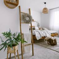 Majitelka při výběru materiálů vsadila na ty přírodní, které působí už na pohled odlehčeně – bambus, ratan atd.