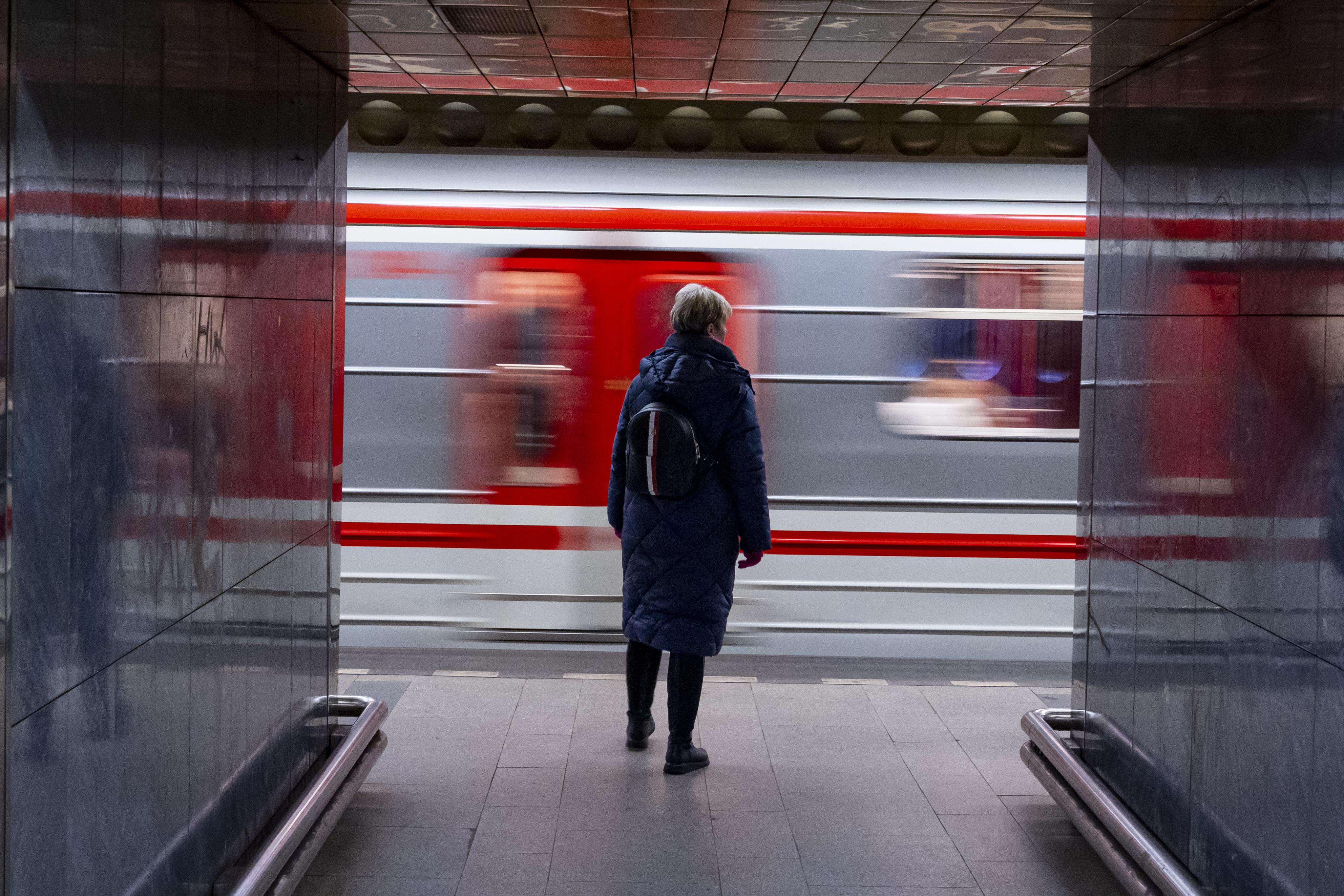 Metro C dừng lại do va chạm với người
