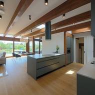 Architekt nechal vytvořit několik střešních oken, které zajišťují dostatečné prosvětlení i těm prostorům, které jsou hlouběji v domě.