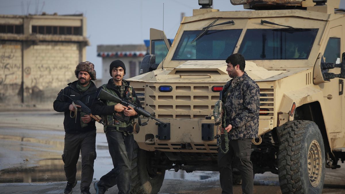 Kurdové v Sýrii se museli vzdát autonomie, oblast v pondělí okupují vládní jednotky