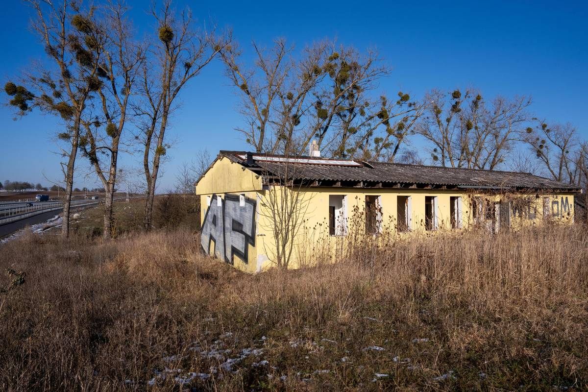 Motorest Radobytce doplatil na dostavbu dálnice D4. Nevede k němu sjezd, a tak chátrá.
