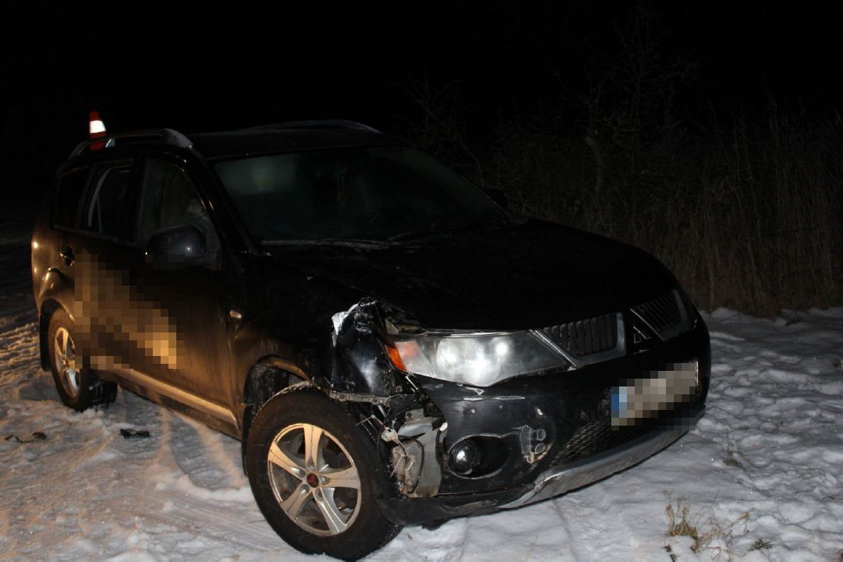 Muž na Přerovsku napadl matku i další členy rodiny. Hrozil jim smrtí a pak najížděl autem na policisty