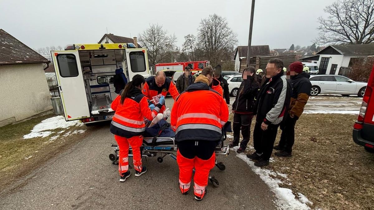 Muž utrpěl popáleniny obličeje i rukou. Ve sklepě domu na Táborsku unikal plyn