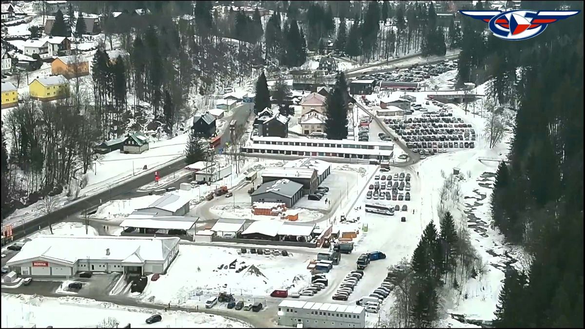 Vjezd do Špindlerova Mlýna policie uzavřela, světový pohár i lyžaři vyčerpali kapacitu