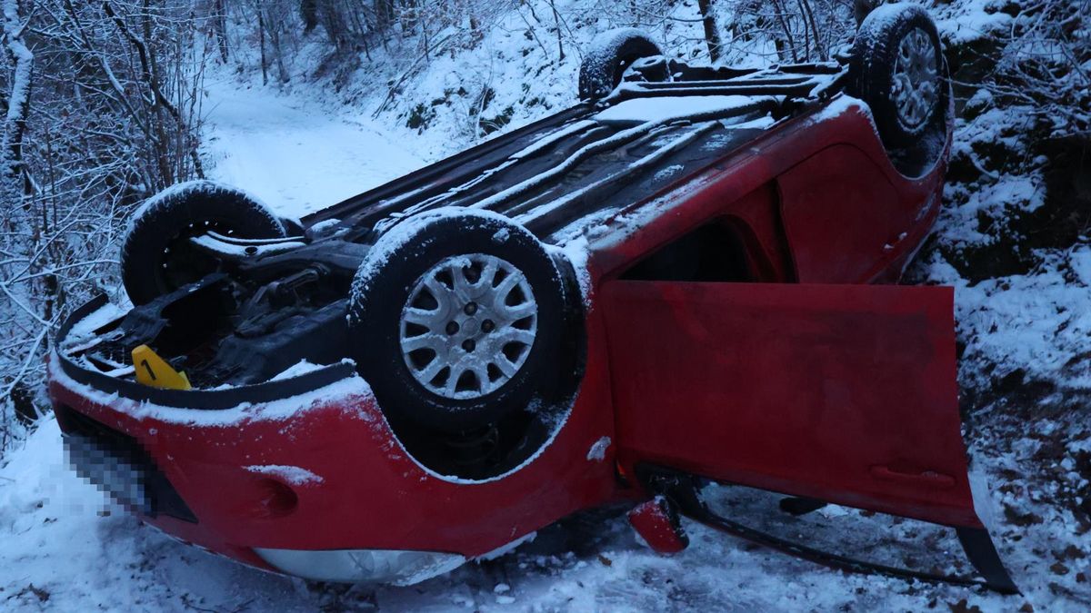 Řidič na Karlovarsku nezvládl na ledovce prudké stoupání a narazil do skály. Zemřel na místě