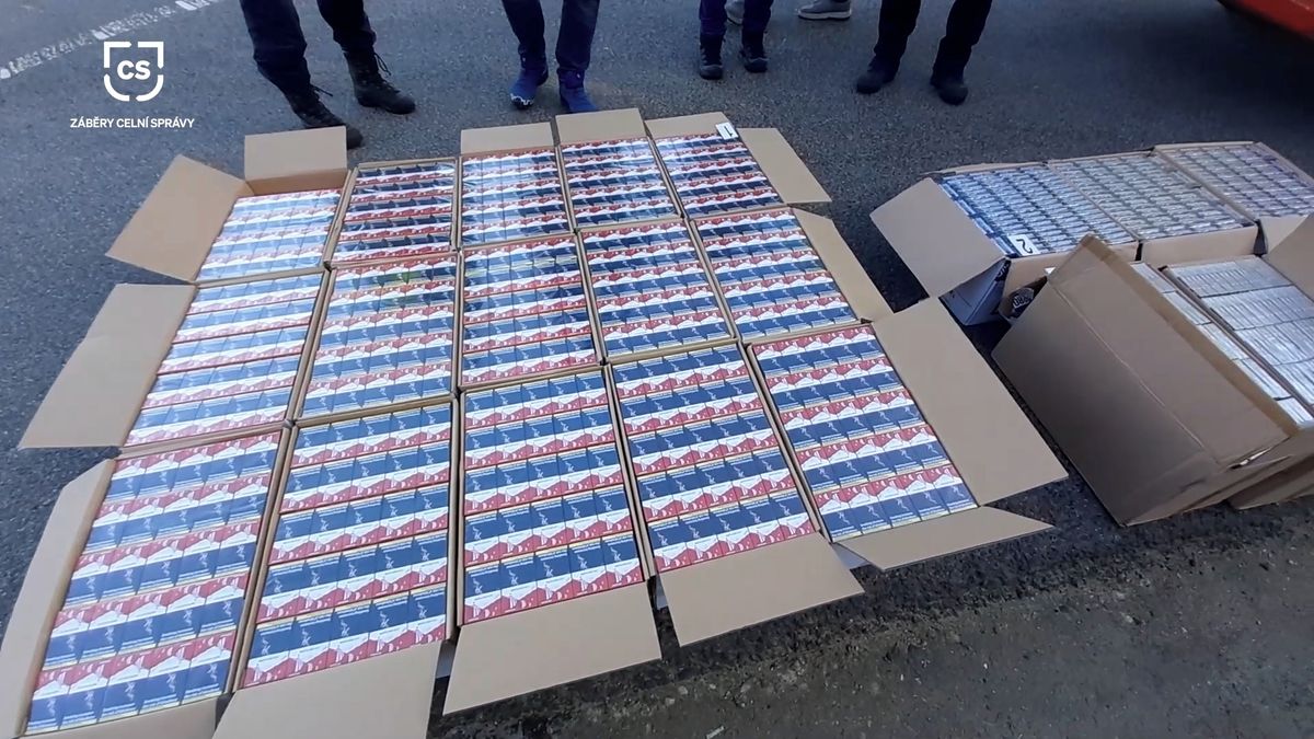 Celníci na Liberecku objevili statisíce cigaret v autě plném starého nábytku