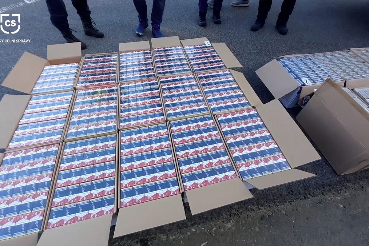 Celníci na Liberecku objevili statisíce cigaret v autě plném starého nábytku