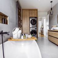 Umyvadlová skříňka je rovněž vyrobena na zakázku truhlářem.