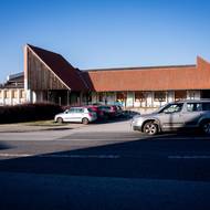 Záhoří u Tábora. Stavět se tu začalo už v 80. letech. Nejdřív tu měl být kulturní sál a vývařovna, pak motorest, ale nikdy nebyl úplně dostavěn. 