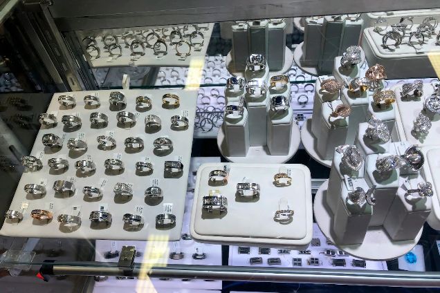 Imigrační úřady z USA deportovaly podezřelého z obří krádeže šperků. Zachránily ho před odsouzením