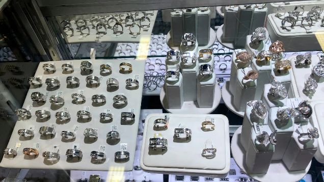 Imigrační úřady z USA deportovaly podezřelého z obří krádeže šperků. Zachránily ho před odsouzením