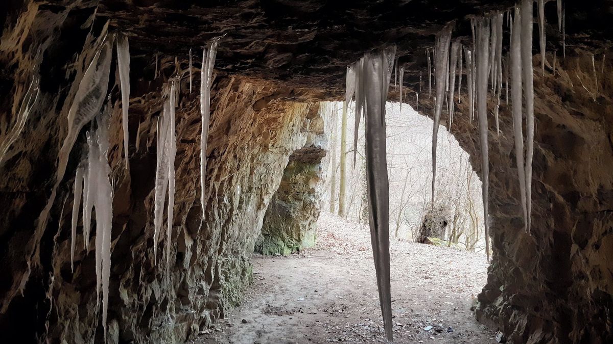 Zima v Moravském krasu čaruje; jeskyně zdobí dechberoucí ledouchy i ledové víly