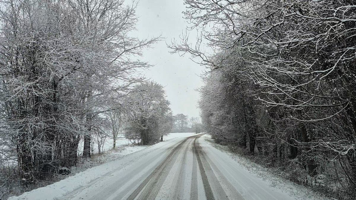 Zasněžené silnice: Z převrácené cisterny unikala nafta a benzin. Středočeská policie řešila přes stovku nehod