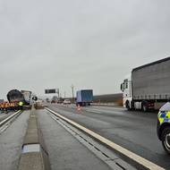 Nehoda kamionu a dodávky na dálnici u Bezměrova na Kroměřížsku