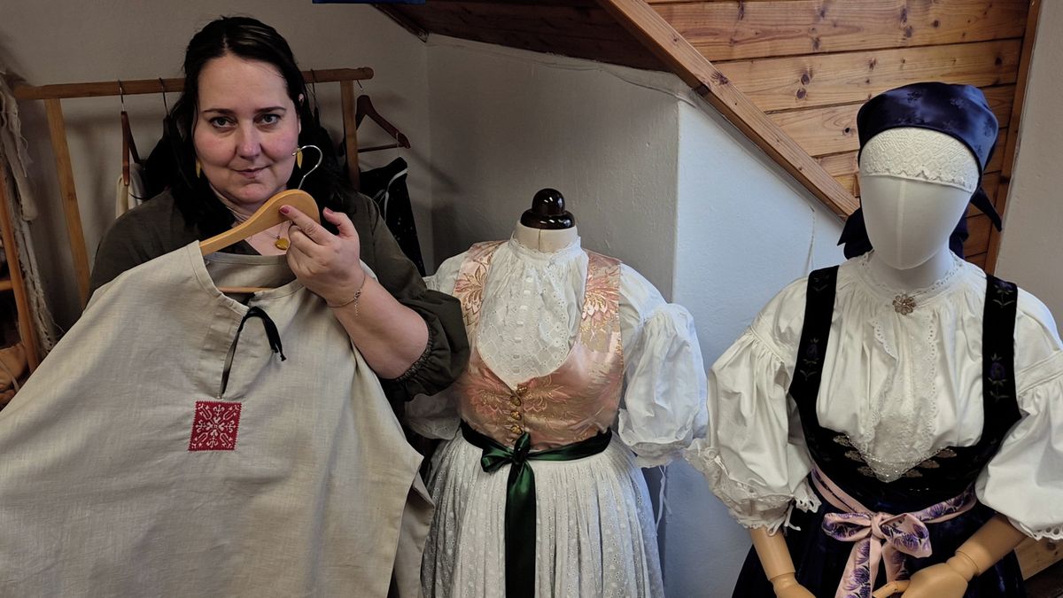 Svůj život zasvětila opravě a šití krojů. Za svůj um získala i titul Mistr tradiční rukodělné výroby 