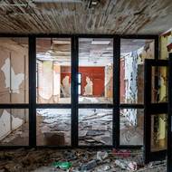 U bývalého motelu je parkoviště pro kamiony. Možná proto je uvnitř stavby obrovský nepořádek. 