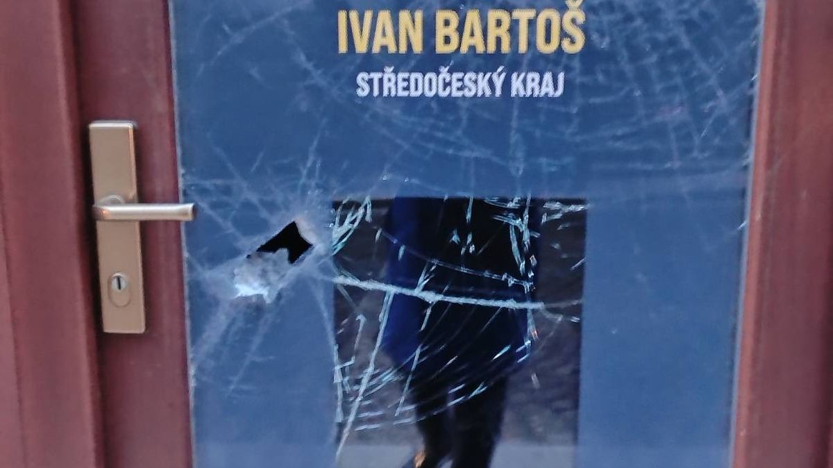 Na poslaneckou kancelář Ivana Bartoše někdo zaútočil sekerou